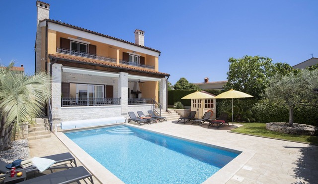 Luxury villa with heated pool by the sea in a quiet area