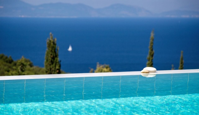Luxury Villa with Heated Infinity Pool, Spectacular Sea Views, Great Location
