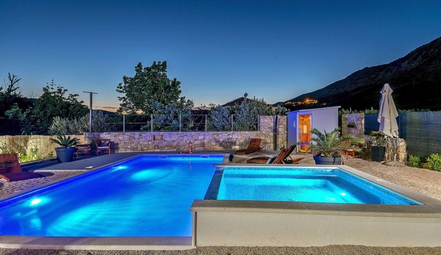 Luxury Villa with heated private pool,sauna,whirlpool, In solitude.