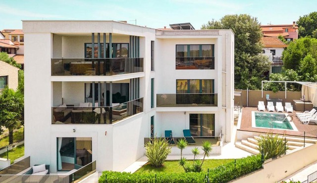 Luxury villa with sea view, pool and jacuzzi near the beach in the town of Pula by WiiBuk
