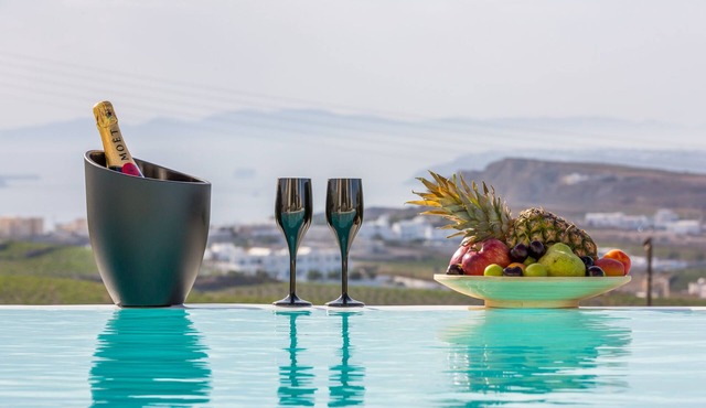 Luxury Villa with Private Heated Pool, Sunset and Caldera View