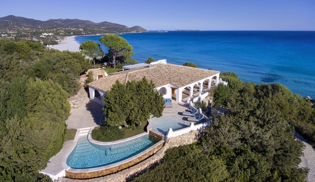 Luxury villa with private infinity pool on the beach