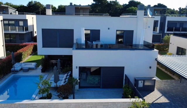 Luxusvilla nur 150 Meter vom Meer