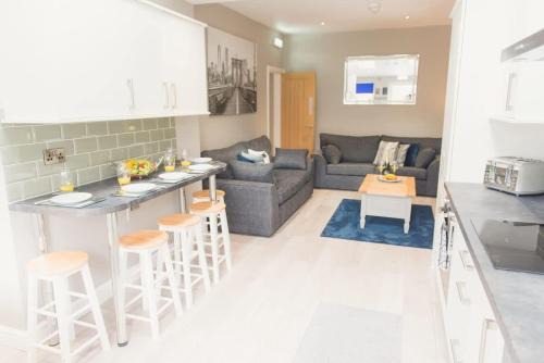 LYNNTON HOUSE Stunning 6 bed Town Centre House ALL with En-Suites Prime Location Tamworth