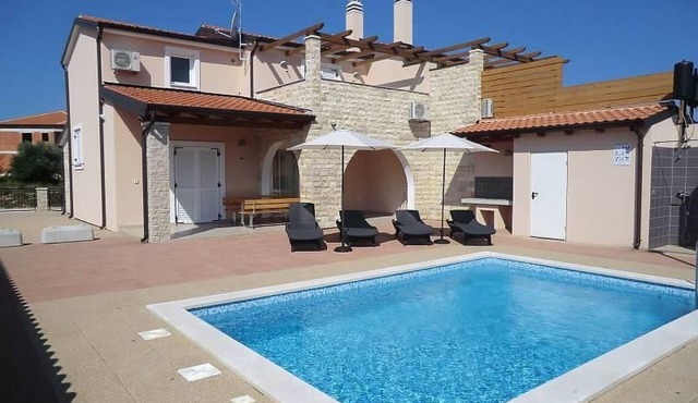 mit Pool, Terrasse und Parkplatz by Interhome
