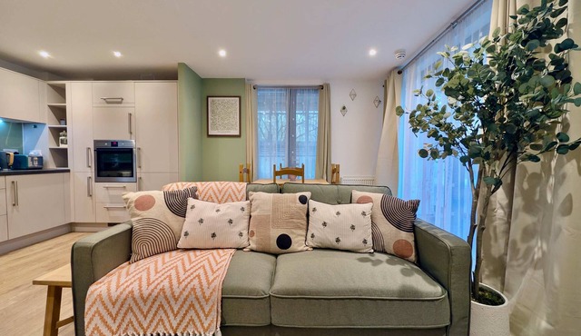 Modern 2-Bed Ground-Floor Flat with private terrace