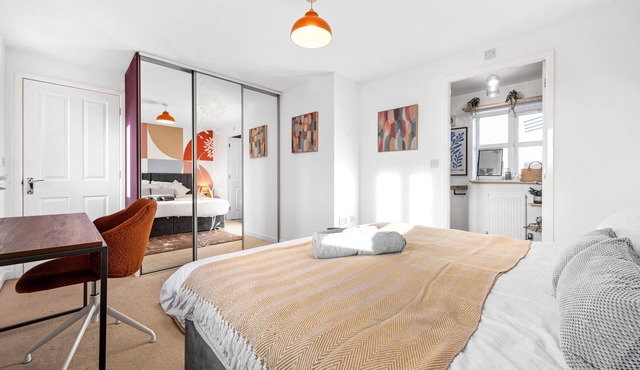 Modern 3 Bedroom House w/Parking, Garden, Wi-Fi Sleeps 7