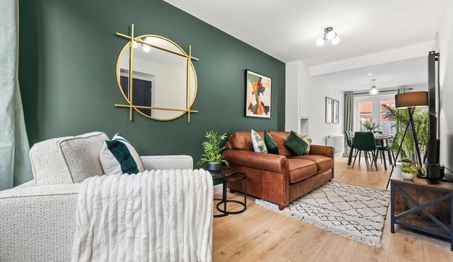 Modern 3-Bed Home, Super King Beds, Drive Parking, Fast Wifi
