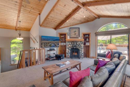 Modern 3BR Tahoe Cabin with Hot Tub