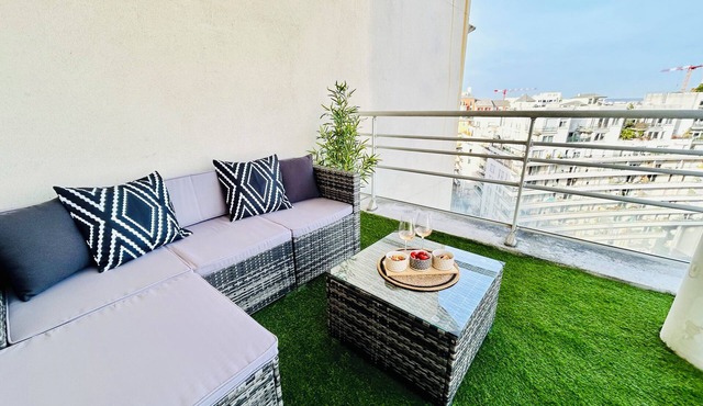 Modern and cosy apartment with a beautiful terrace and parking, Paris La Défense