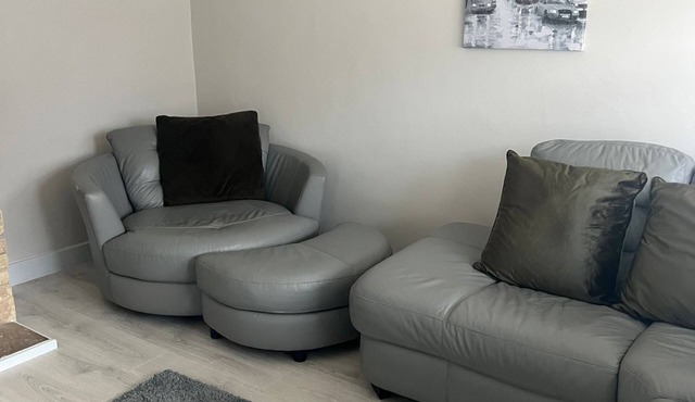 Modern Comfort Home | Relax & Unwind in our 4 bed family friendly.