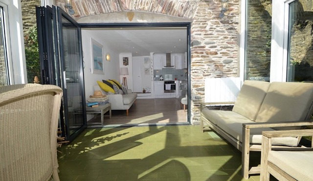 Modern Comfortable Apartment, 15 min walk to Blackpool Sands Beach