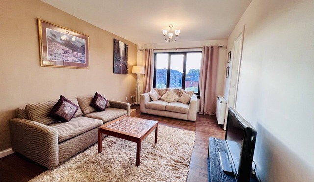 Modern & Cosy 2 bedroom Flat with Free Parking - 5 minutes from City Centre