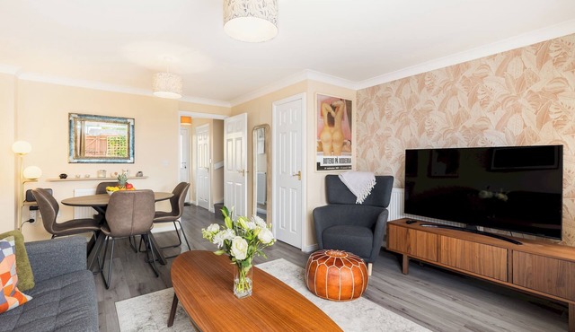 Modern family home | Parking | Private garden - Pass the Keys