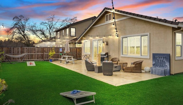 Modern-Fully Loaded-EV Charger-Big Yard-10 Min DT