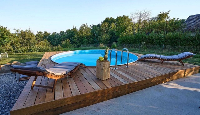 Modern home with jacuzzi and sauna near the Kupa River for relaxation.