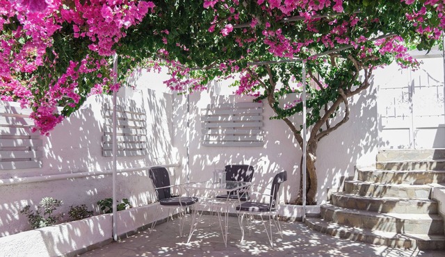 Modern Traditional Cave Villa, Close to Fira, Port and Airport!