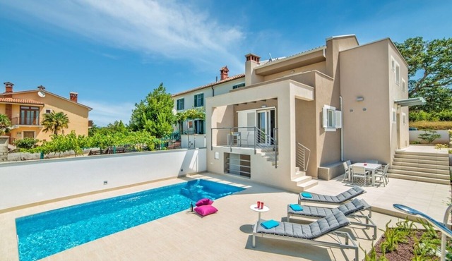 Modern Villa, Private Pool just 20 minutes drive to one of the most Beautiful Beaches in Istria !