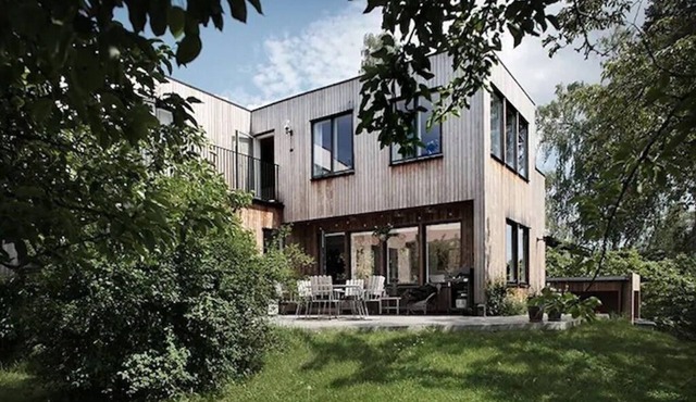 Modern villa with generous open spaces and fantastic lakeside location