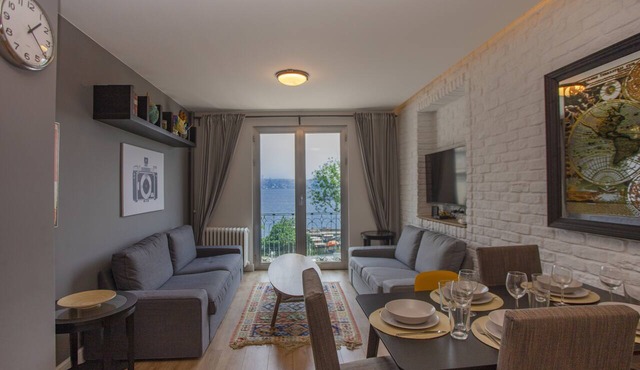 Modern Waterfront Apt. with a Striking View