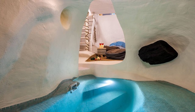 Mystagoge Retreat with subterranean pool/jacuzzi