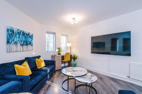 NEW!- GORTON PLACE By Greenstay Serviced Accommodation - 4 Bed 3 Bath House In Manchester - FREE Parking - FAST 250 Mbps Wi-Fi - Ideal for Contractors, Business Travellers & Relocations - Close to City Centre, Airport, Etihad Stadium - LONG STAYS WELCOME