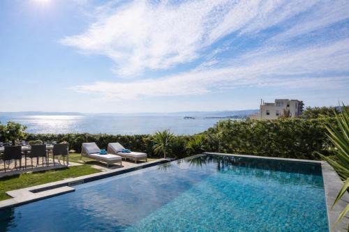 New LUXURY apartment with sea view and PRIVATE heated pool, 50m from the beach
