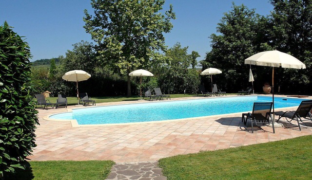 Nice apartment in villa with pool, WIFI, TV, terrace and pets allowed, close to San Gimignano