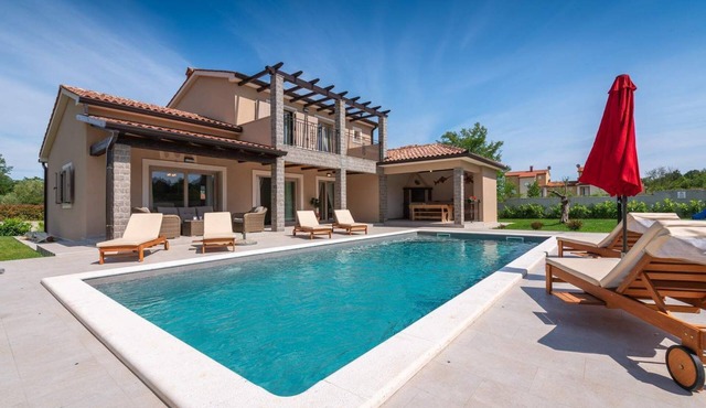 Nice newly built holiday home with swimming pool near Labin