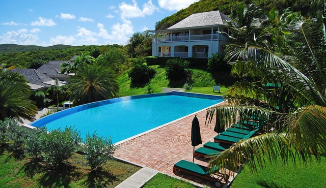 Nonsuch Bay Apt by pool-stuning views - 2 min to Beach -Hi spec A/C in all rooms