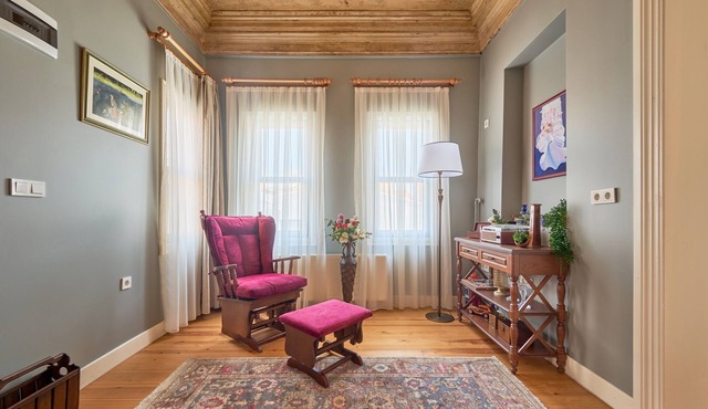 Nostalgic & Comfortable Historical Home!