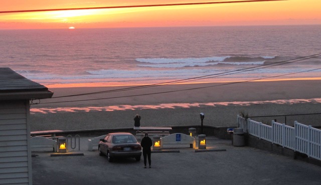 Ocean views! Stair-free Beach Access! Shared Hot Tub! WiFi!