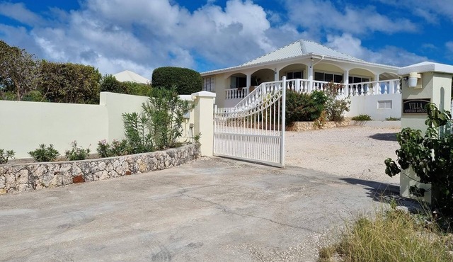 Oceanview villa with private pool, 5 mins to beach