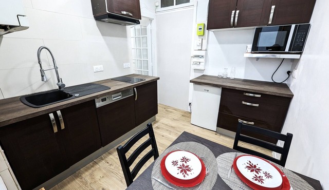 Old City peaceful retreat near Royal Park,15min Versailles, 5min Paris train