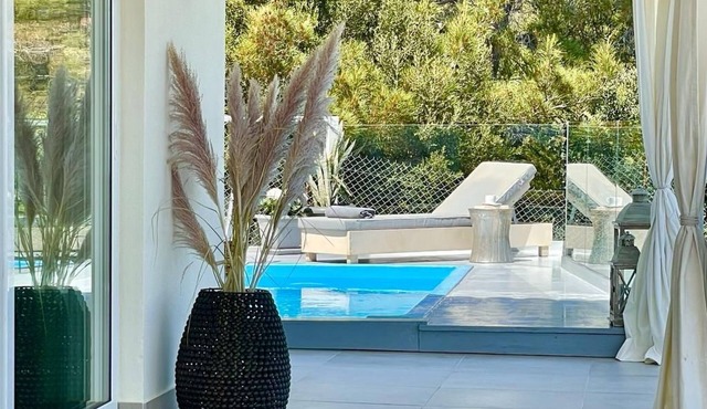 "Olive Green" mit Blick auf das Wasser by Interhome