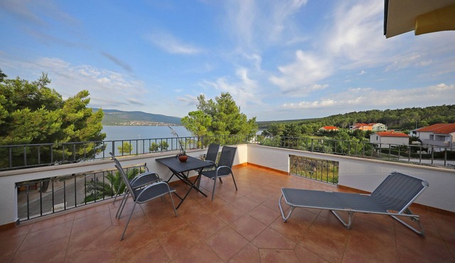 One bedroom apartment with terrace and sea view Pridraga - Cuskijaš (Novigrad) (A-6306-a)