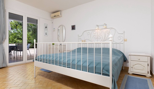 One bedroom apartment near beach Nemira, Omiš (A-2782-a)