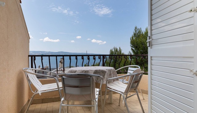 One bedroom apartment near beach Nemira, Omiš (A-2782-c)