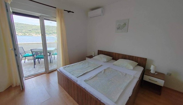One bedroom apartment near beach Supetarska Draga - Donja, Rab (A-23377-c)