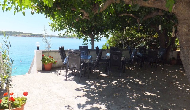 One bedroom apartment near beach Supetarska Draga - Gornja (Rab) (A-5054-f)