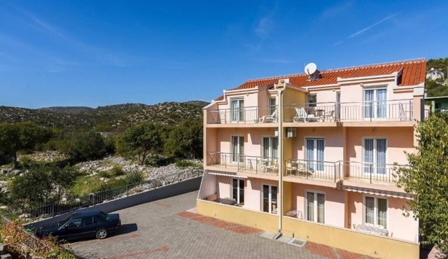 One bedroom apartment with balcony Marina, Trogir (A-25135-d)
