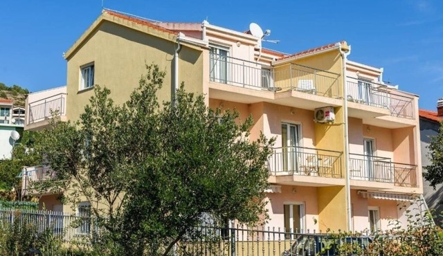 One bedroom apartment with balcony Marina, Trogir (A-25135-e)