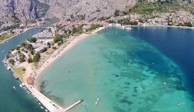 One bedroom apartment with terrace and sea view Omiš (A-18919-b)