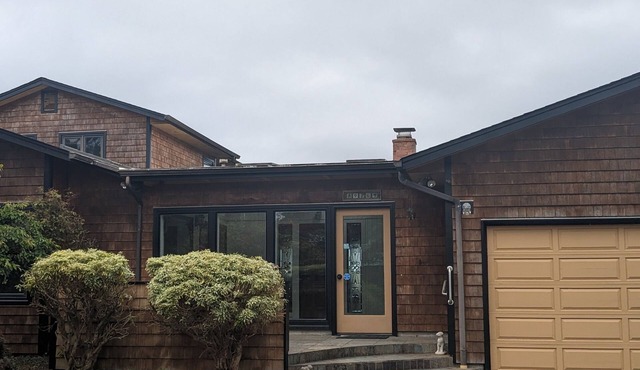 One block to the beach, beautiful 3bd/3ba house with view, come relax and enjoy