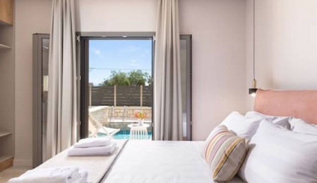 Onore Elegant suite & pool | Dasia