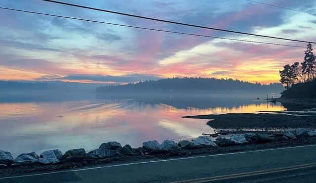 Otter Getaway - Quartermaster Harbor Beach House.