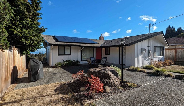 Pano Water Views, ONP, Ev Charger, King bed, AC