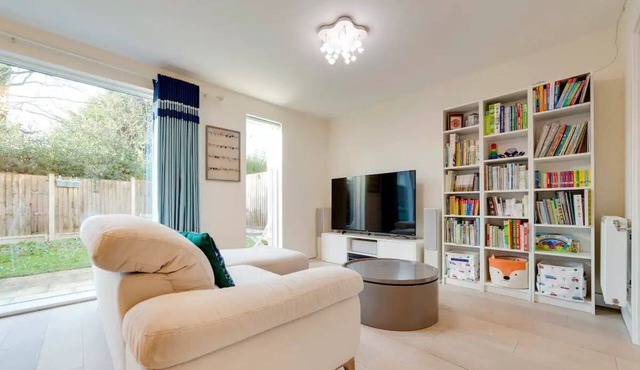 Pass the Keys | 53 Austin Drive · Modern Townhouse near Addenbrookes | Own Parking