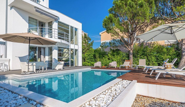 Peace, luxury & sea views - modern villa for the whole family