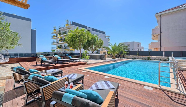 Penthouse Liberty Living with Pool